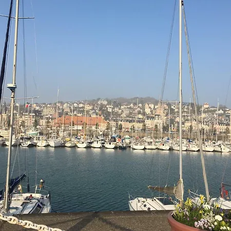 Nice Overlooking Marina דירה *
